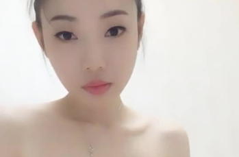 美乳粉逼白皙少妇自摸秀逼逼非常粉嫩床上掰开揉搓